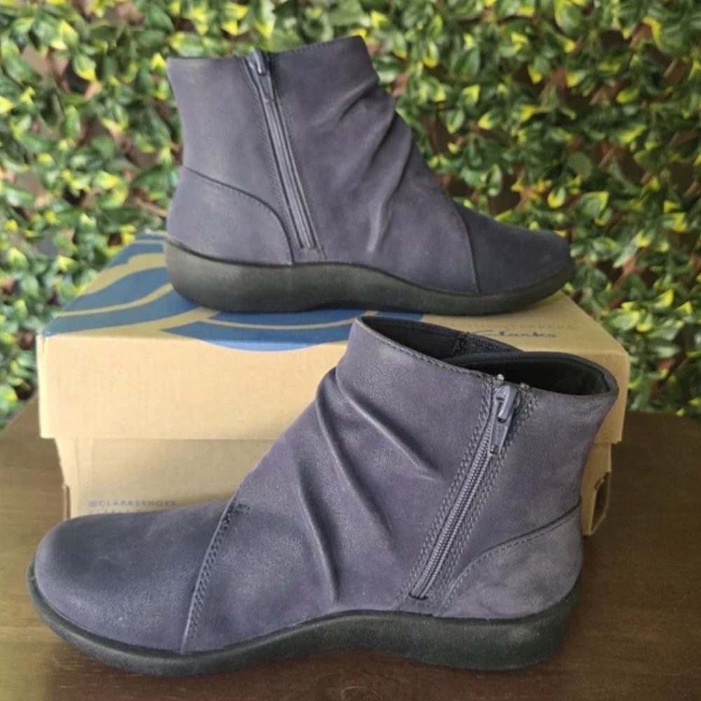 Size 5 Navy Blue Booties Clarks CloudSteppers Sillian Tana Flats NIB